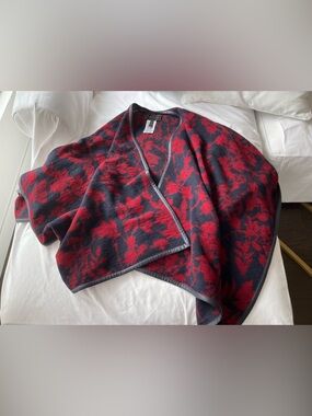 One size BCBG Maxazria poncho